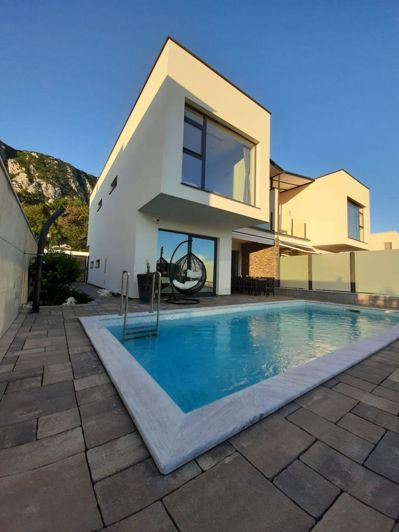 Image No.2-8 Bed Property for sale