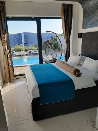 Image No.24-8 Bed Property for sale