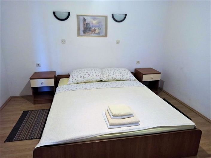 Image No.24-10 Bed Property for sale