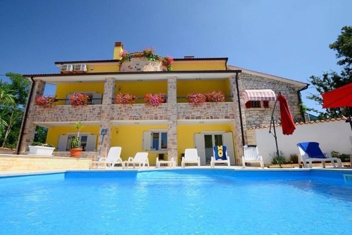 Image No.1-Propriété de 10 chambres à vendre à Porec
