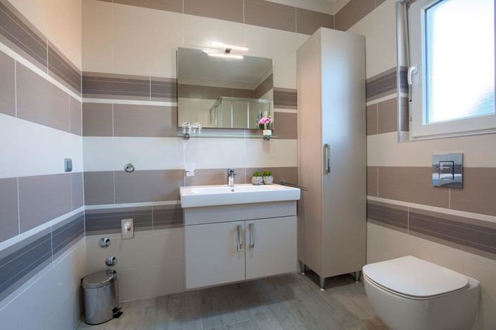 Image No.17-7 Bed Property for sale