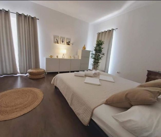 Image No.12-5 Bed Property for sale