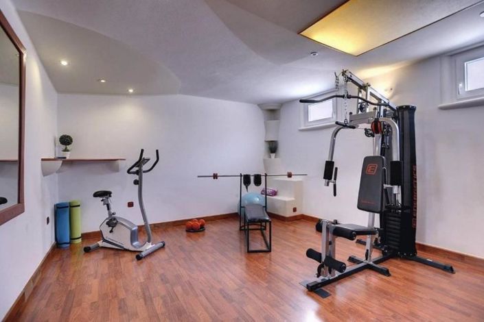 Image No.16-5 Bed Property for sale