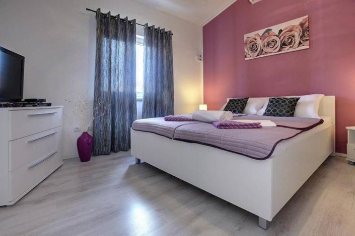 Image No.18-5 Bed Property for sale