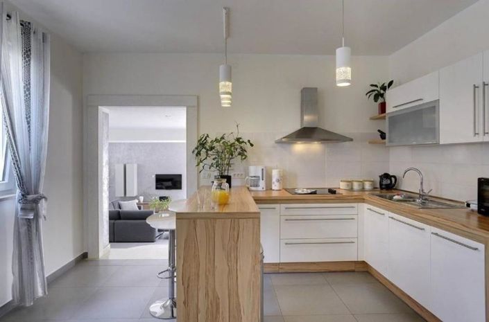 Image No.8-5 Bed Property for sale