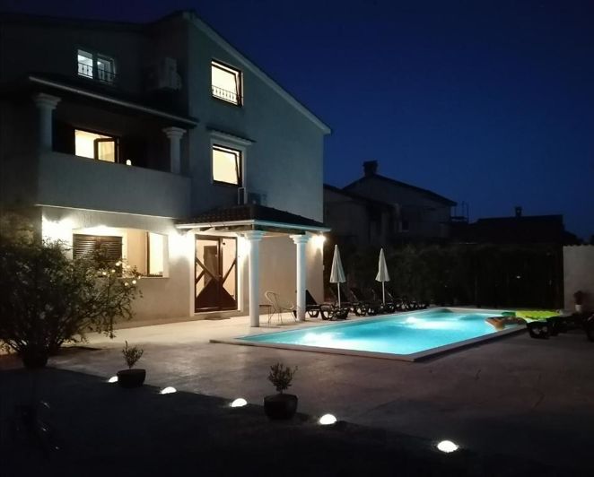 Image No.1-Propriété de 8 chambres à vendre à Porec