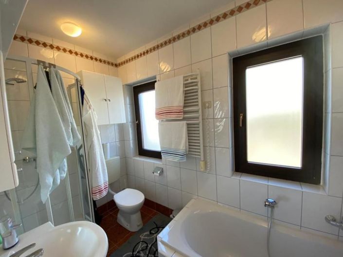 Image No.16-10 Bed Property for sale