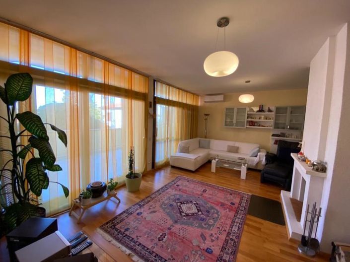 Image No.7-10 Bed Property for sale