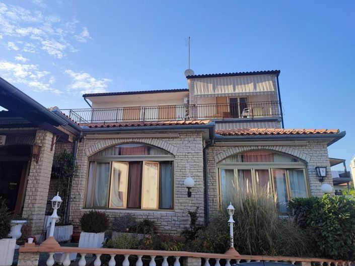 Image No.1-12 Bed Property for sale
