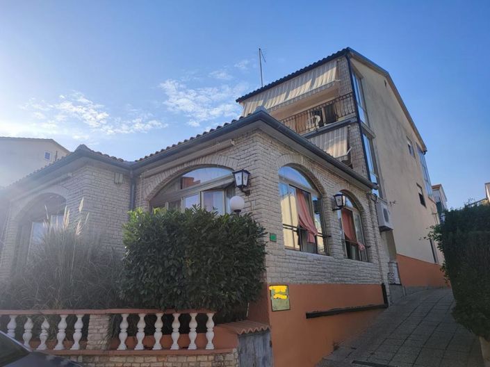 Image No.2-12 Bed Property for sale