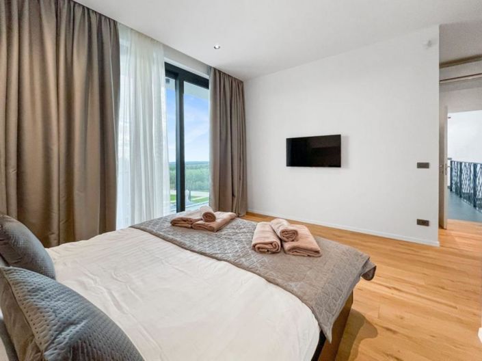 Image No.16-4 Bed Property for sale