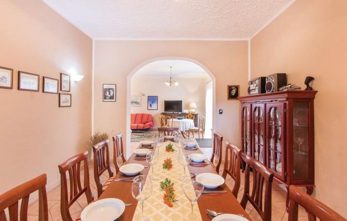 Image No.12-5 Bed Property for sale