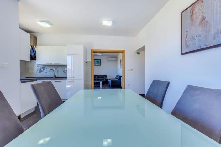 Image No.10-7 Bed Property for sale