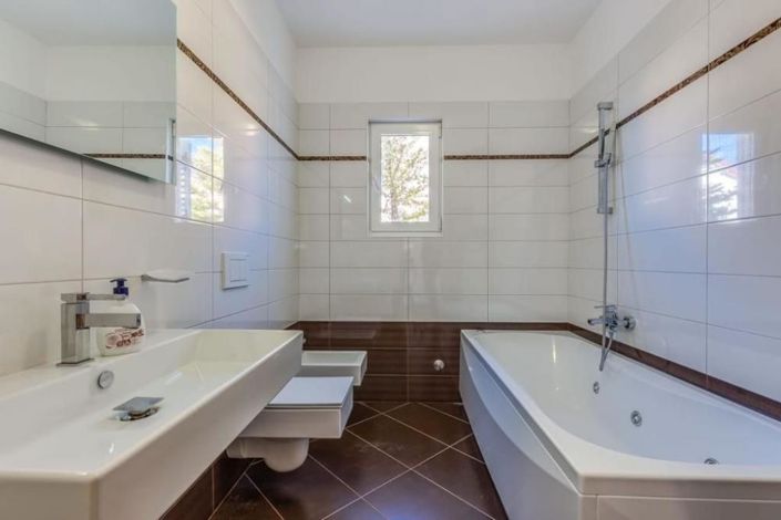 Image No.17-7 Bed Property for sale