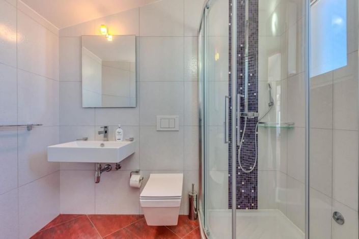 Image No.20-7 Bed Property for sale