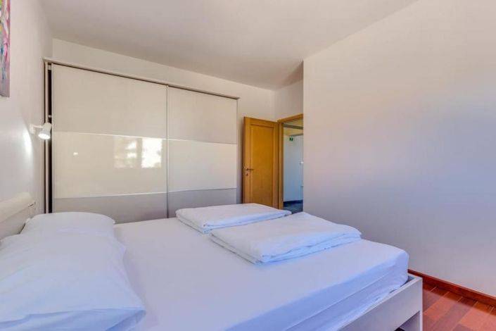 Image No.24-7 Bed Property for sale