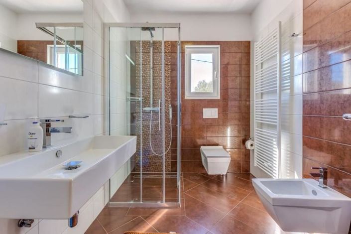 Image No.25-7 Bed Property for sale