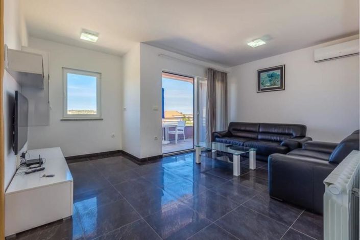 Image No.8-7 Bed Property for sale