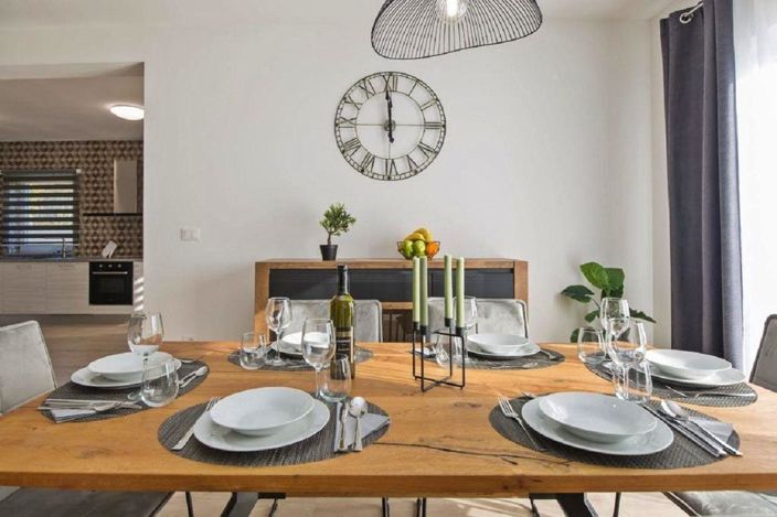 Image No.8-3 Bed Property for sale