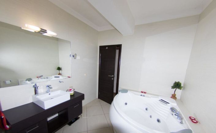 Image No.15-7 Bed Property for sale