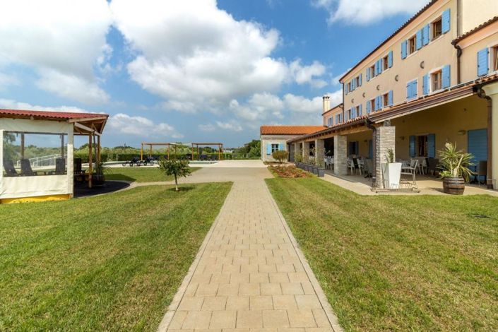 Image No.3-13 Bed Property for sale