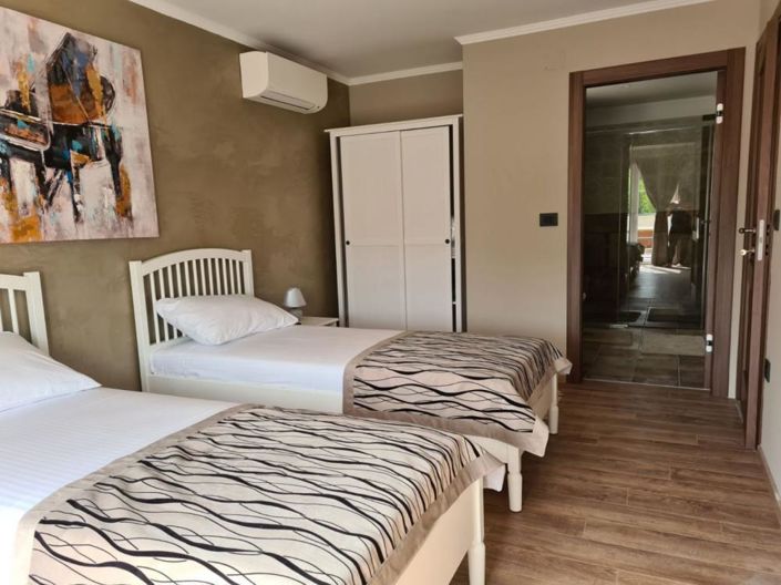 Image No.15-4 Bed Property for sale