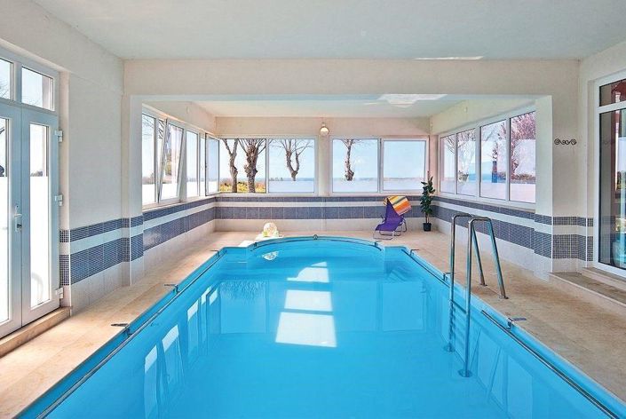 Image No.1-8 Bed Property for sale
