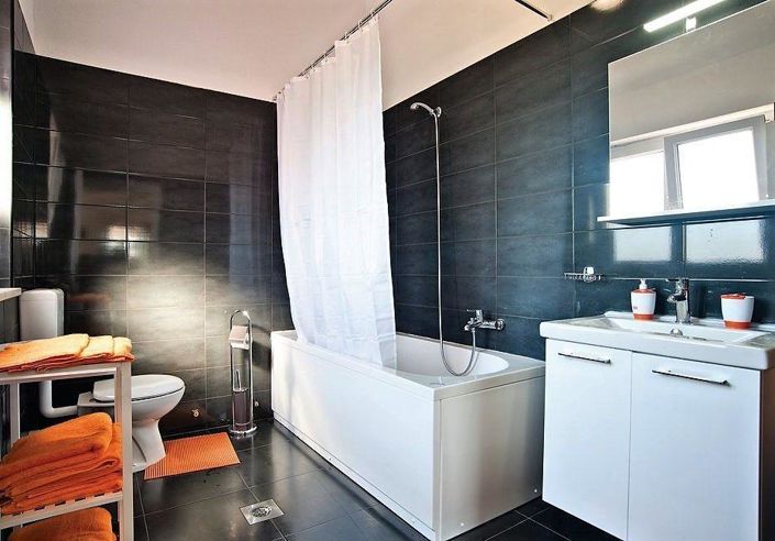 Image No.12-8 Bed Property for sale