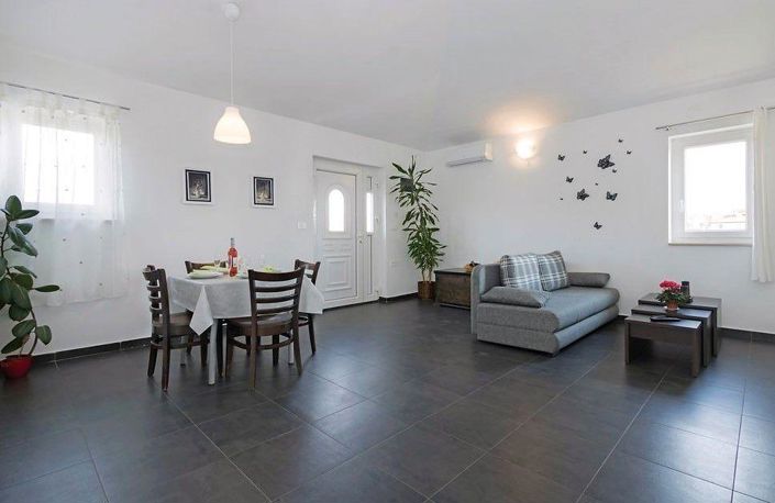 Image No.14-8 Bed Property for sale