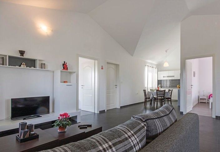 Image No.16-8 Bed Property for sale