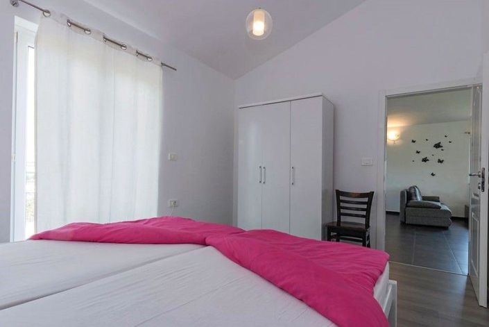 Image No.18-8 Bed Property for sale