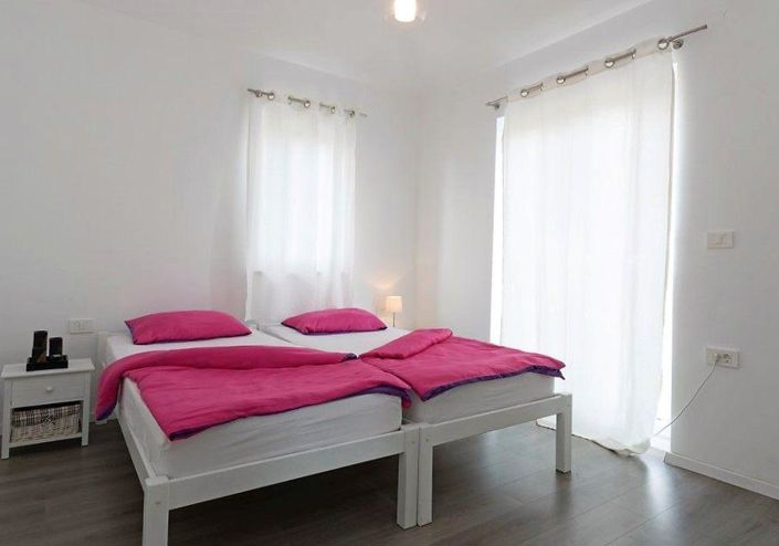 Image No.19-8 Bed Property for sale