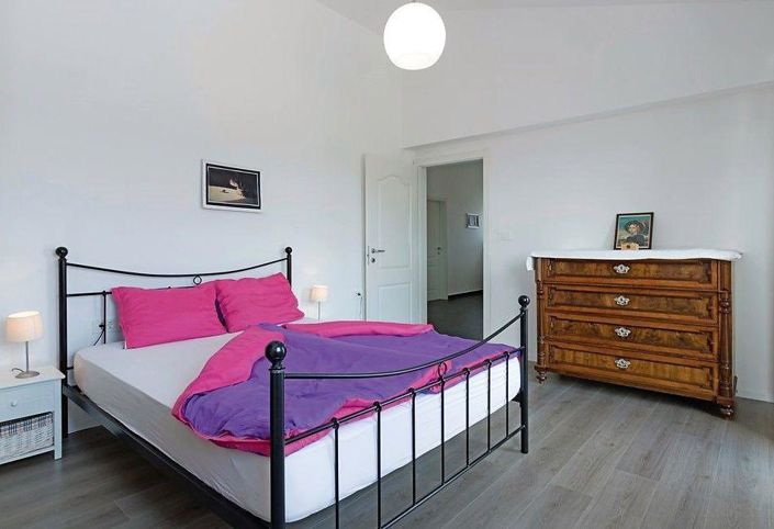 Image No.20-8 Bed Property for sale