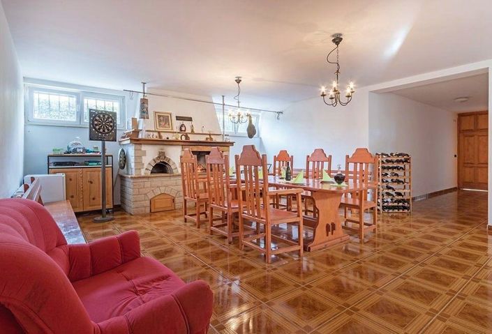 Image No.23-8 Bed Property for sale