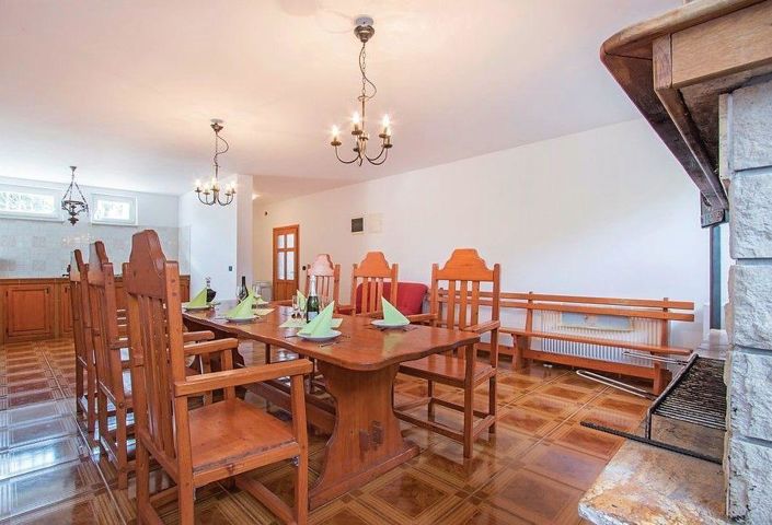 Image No.24-8 Bed Property for sale