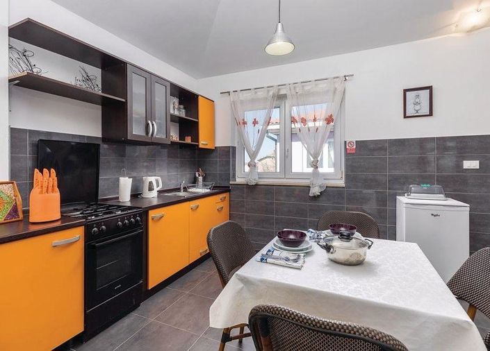 Image No.7-8 Bed Property for sale