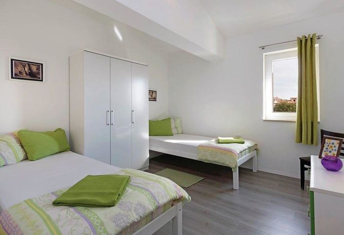 Image No.9-8 Bed Property for sale