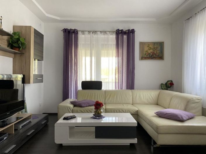 Image No.10-10 Bed Property for sale