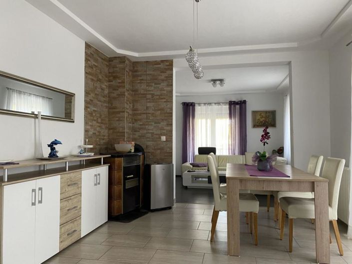 Image No.12-10 Bed Property for sale