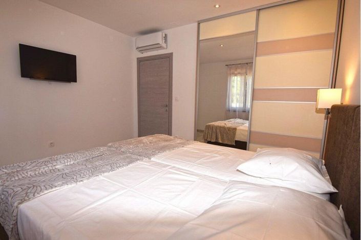 Image No.10-3 Bed Property for sale