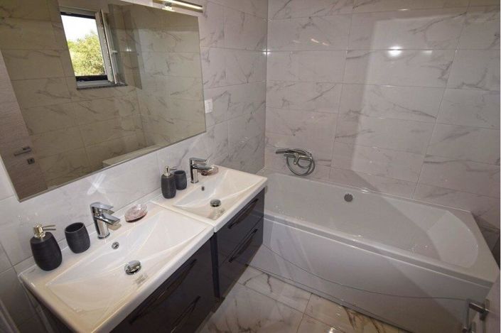 Image No.15-3 Bed Property for sale