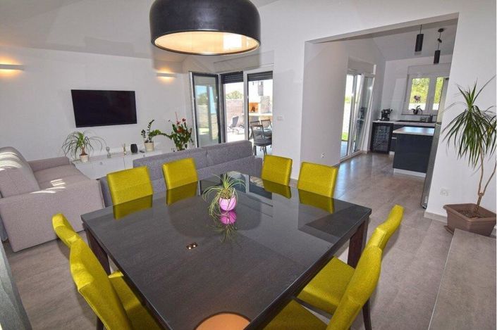 Image No.8-3 Bed Property for sale