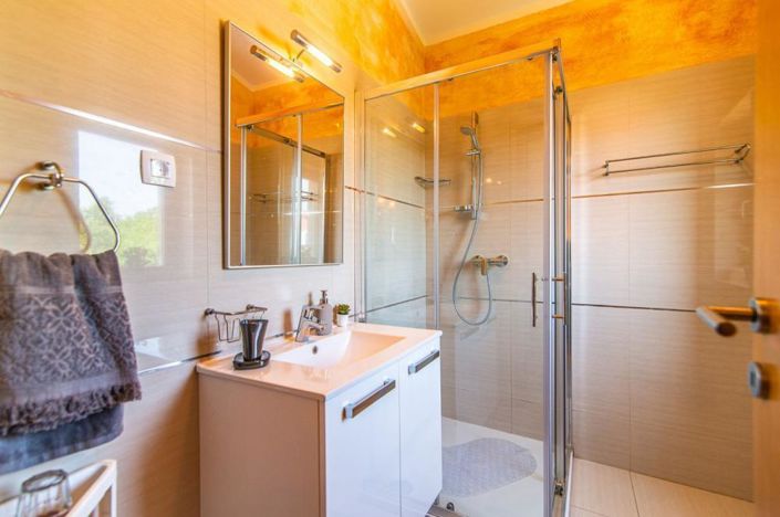 Image No.17-4 Bed Property for sale