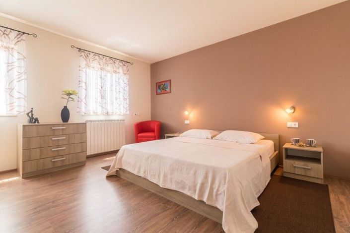 Image No.10-5 Bed Property for sale