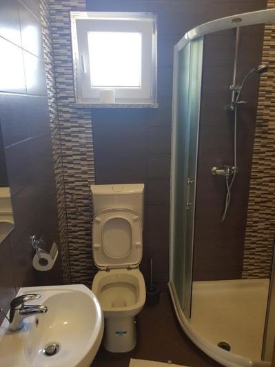 Image No.10-6 Bed Property for sale