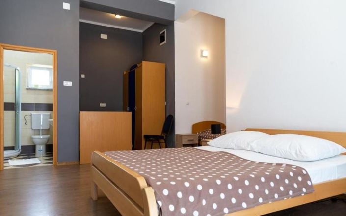 Image No.20-6 Bed Property for sale