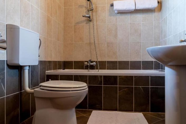 Image No.25-6 Bed Property for sale