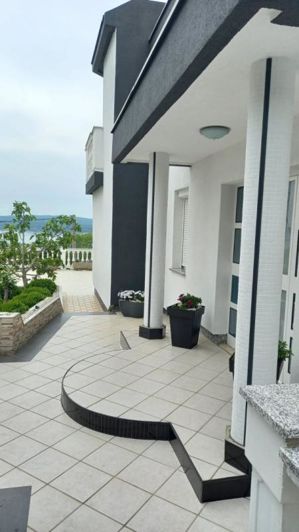 Image No.8-5 Bed Property for sale