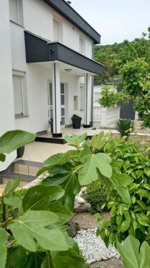 Image No.9-5 Bed Property for sale