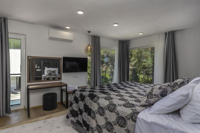 Image No.11-6 Bed Property for sale